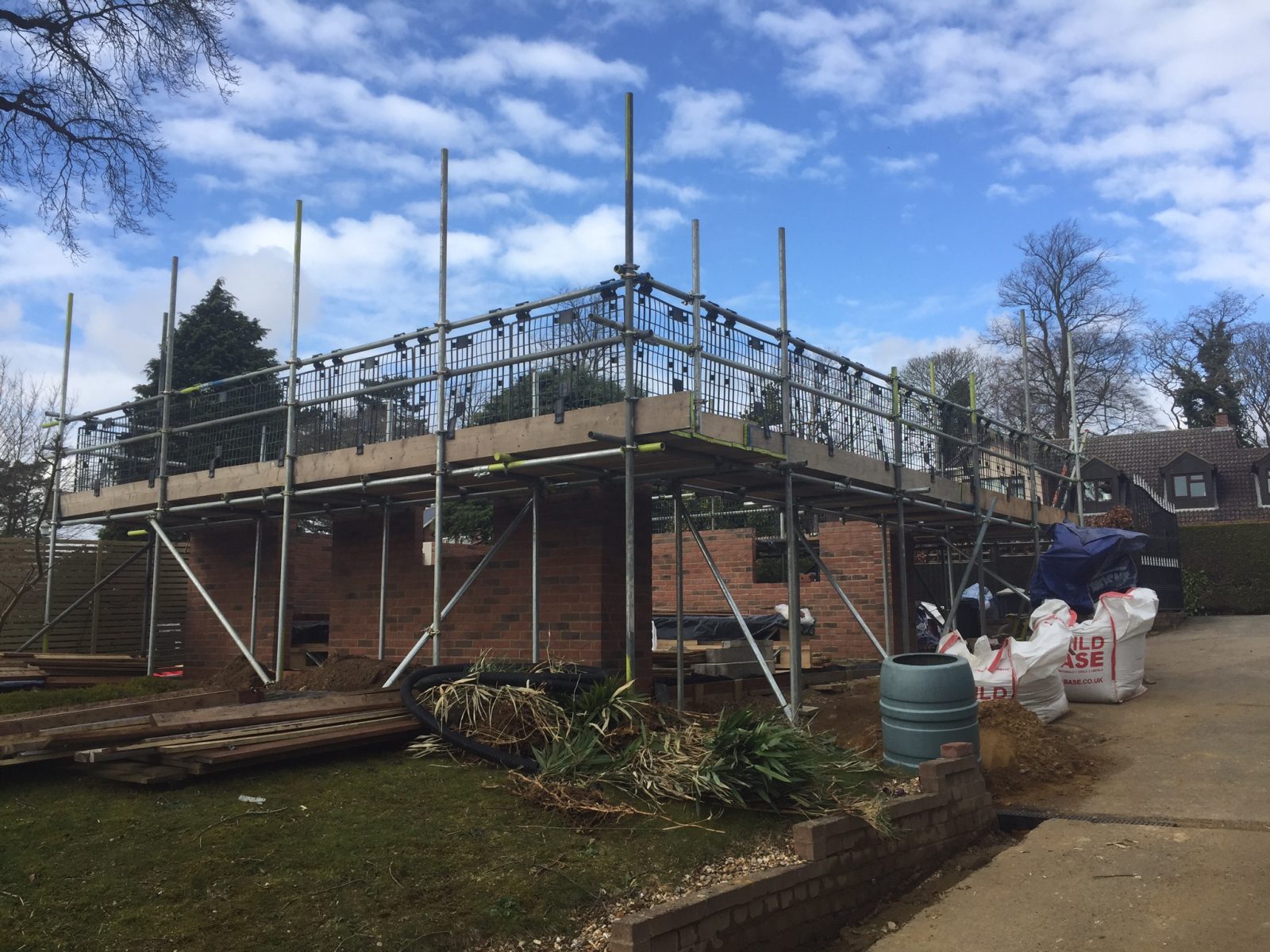 Summer Scaffolding Services in Milton Keynes, Buckinghamshire and Bedfordshire